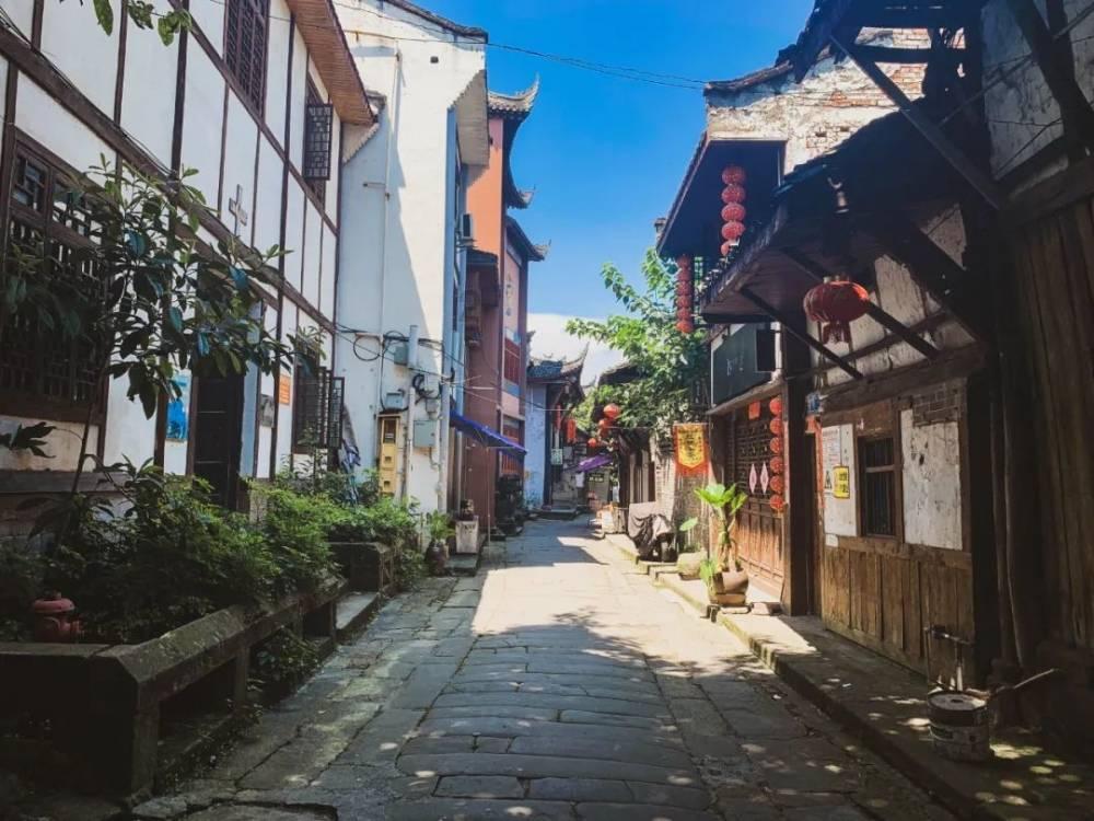 探索当女生开始喜欢你会有啥表现?——知识星球平台